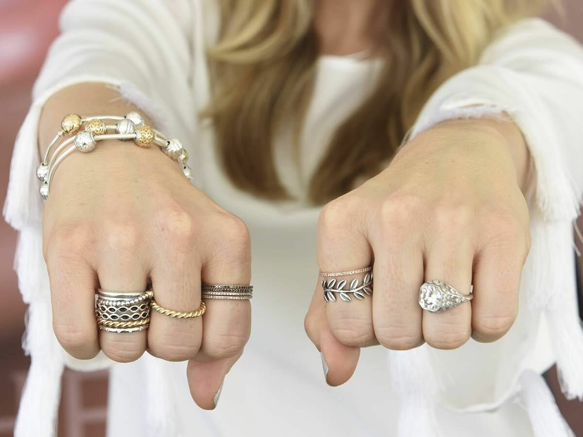 Золото серебро песни. Браслет Пандора Дубайское золото и серебро. Модные кольца. Кольцо на руке. Украшения кольца на руках.